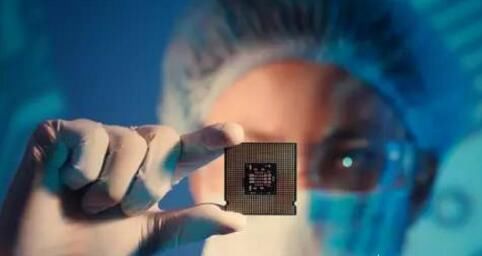 在键合界面外围边沿的环形区域进行疏水处理