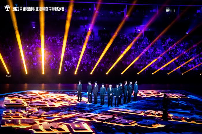 JDG夺得LPL新十年首冠：上海之巅的胜利与赛场内