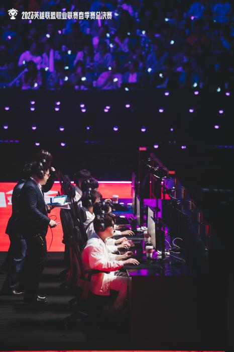 JDG夺得LPL新十年首冠：上海之巅的胜利与赛场内