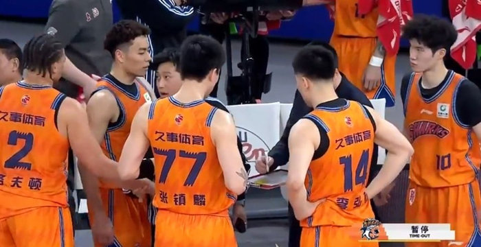 CBA常规赛多队爆发强强对话 上海险胜青岛稳居榜