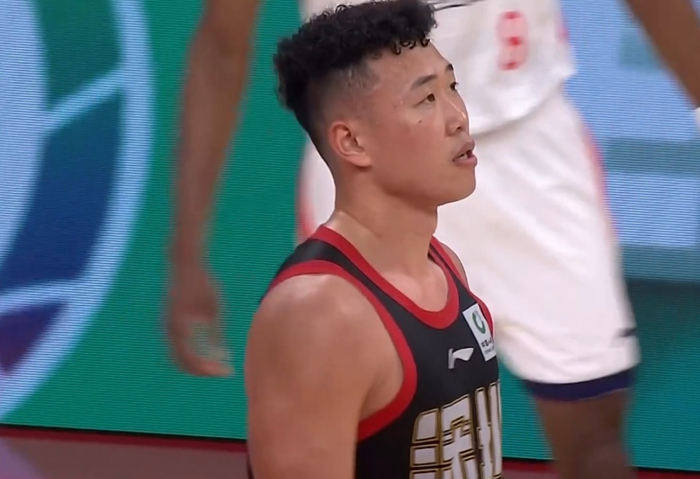 CBA常规赛多队爆发强强对话 上海险胜青岛稳居榜