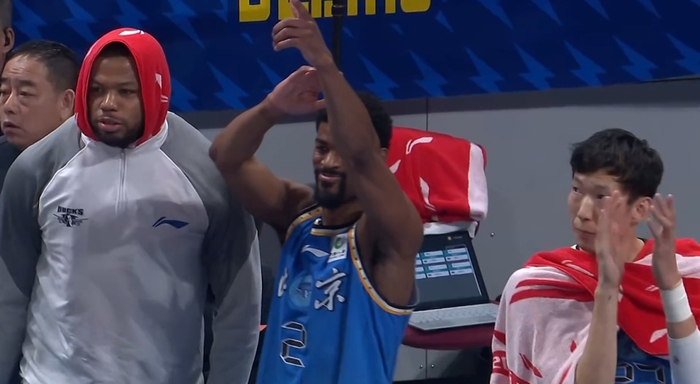 CBA常规赛多队爆发强强对话 上海险胜青岛稳居榜