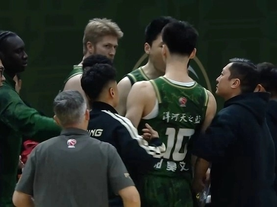 CBA常规赛多队爆发强强对话 上海险胜青岛稳居榜