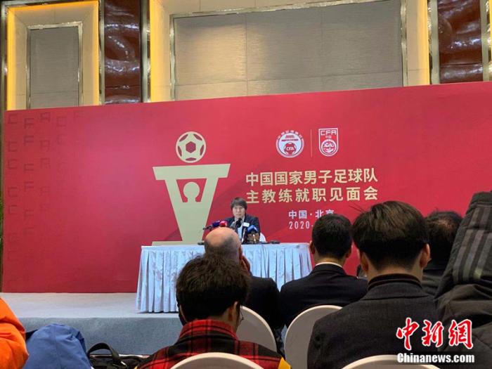 李铁接掌国足帅印承诺打造强队 合同延续至十二