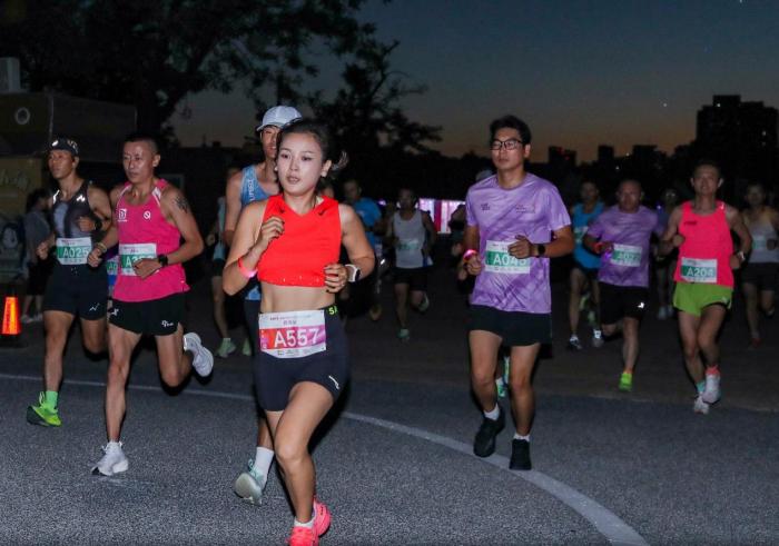 秦凯何姿携手上千跑者共襄九城联动接力西安站